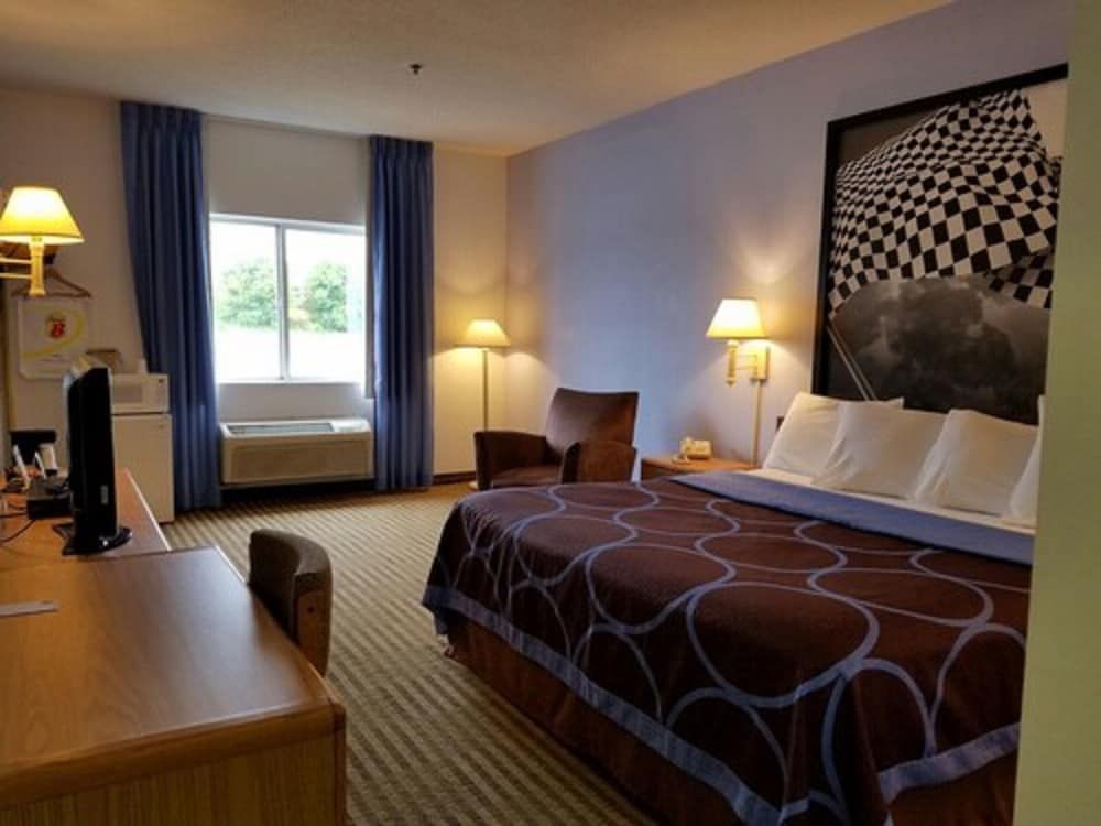 Super 8 by Wyndham Huntington 3