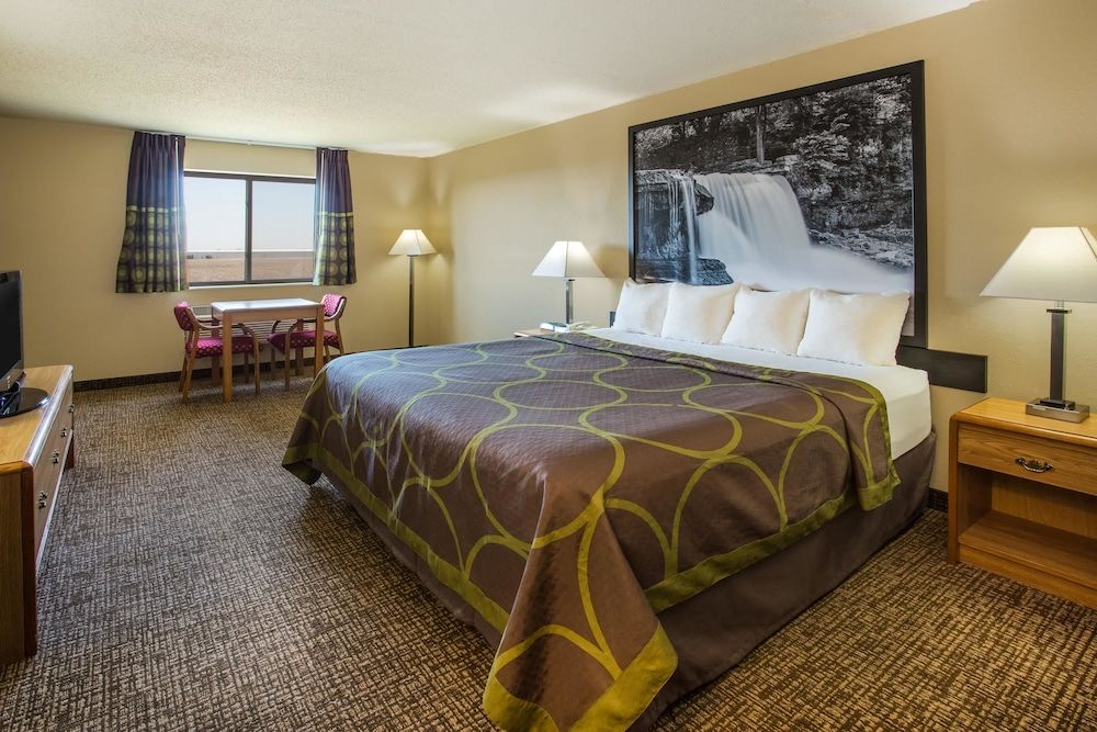 Super 8 by Wyndham Remington 3