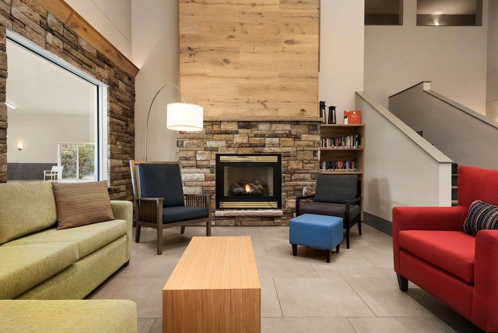 Country Inn & Suites by Radisson, Platteville, WI 3