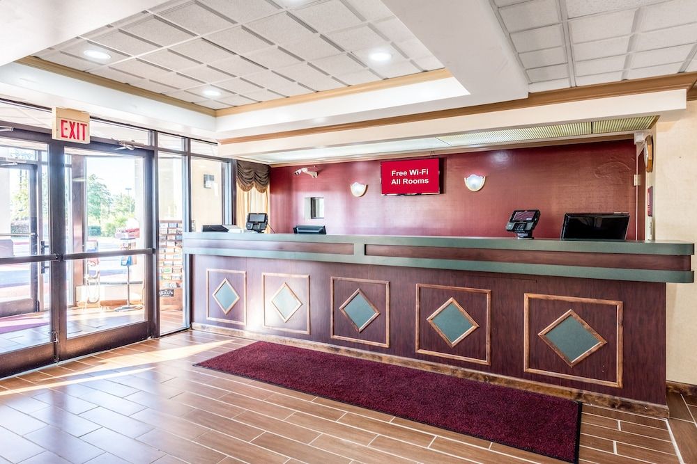 Red Roof Inn & Suites Clinton, TN 2