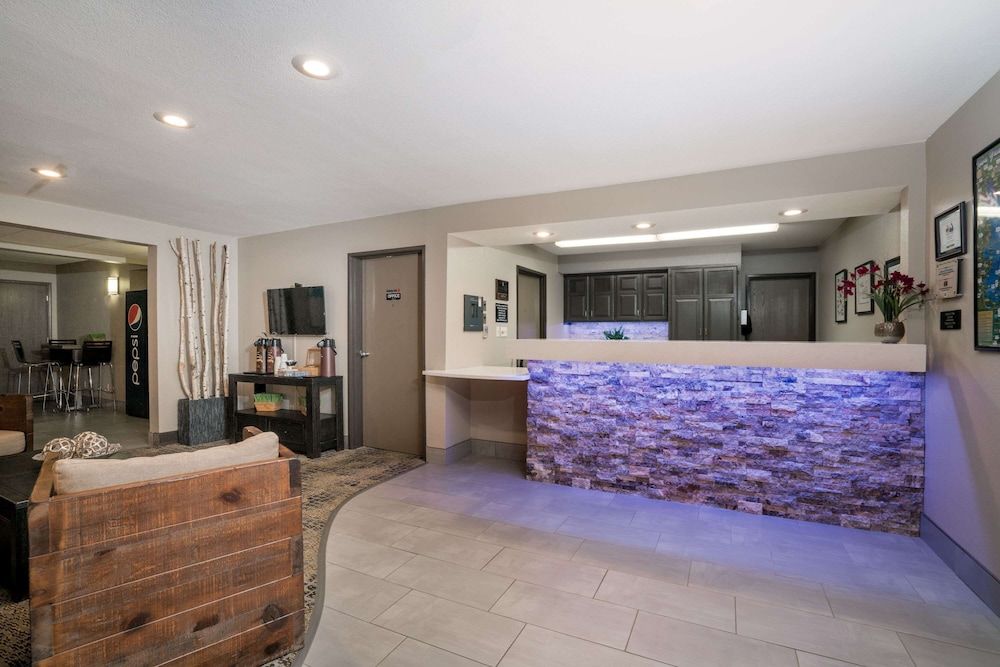 Super 8 by Wyndham Spirit Lake/Okoboji 3
