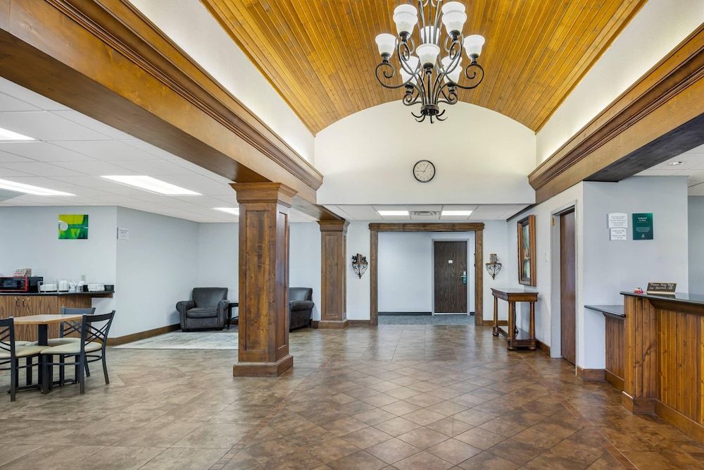 Quality Inn & Suites Monterey I-40 3
