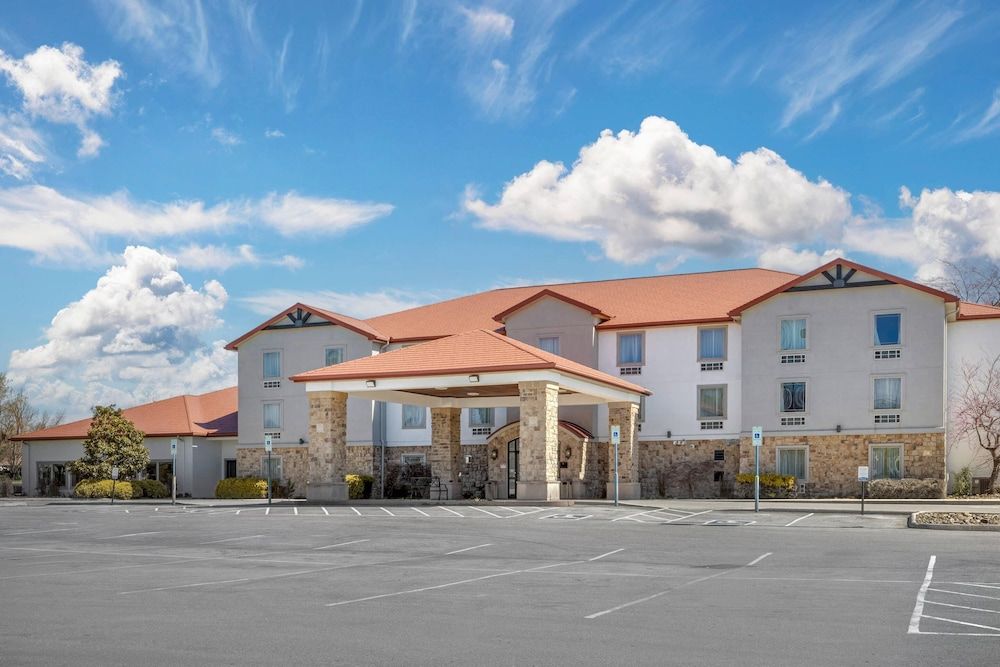 Quality Inn & Suites Monterey I-40 2 estrelas em Monterey