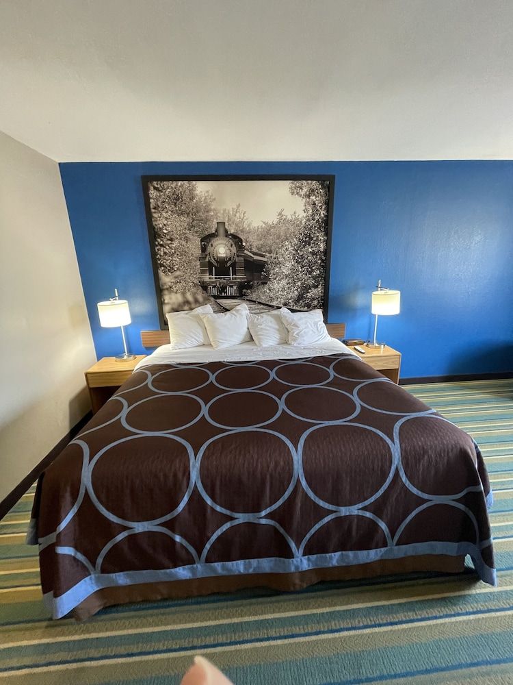 Super 8 by Wyndham Beaver Dam 3