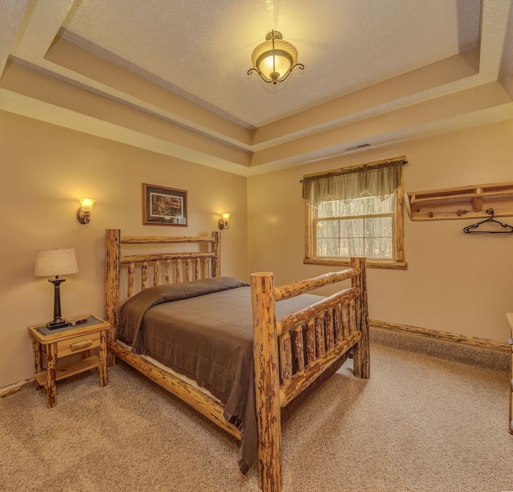 Sojourner's Lodge & Log Cabin Suites 3