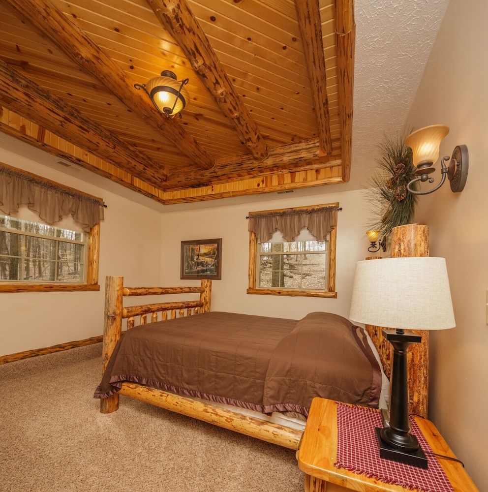Sojourner's Lodge & Log Cabin Suites 2