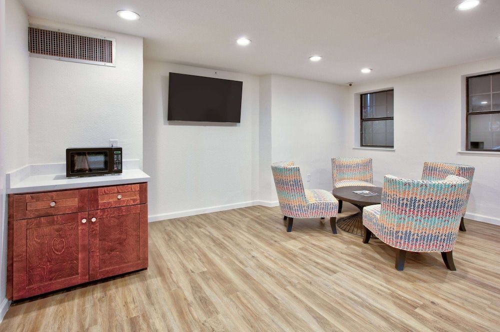 Super 8 by Wyndham Victoria / South / Hwy 59 3