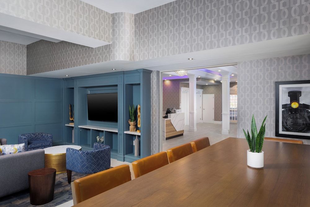 Capitol Plaza Hotel Montpelier Tapestry Collection by Hilton 3