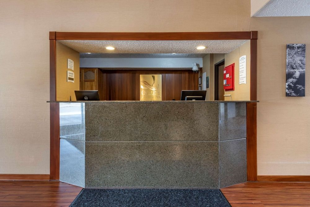 Quality Inn & Suites Warren 2