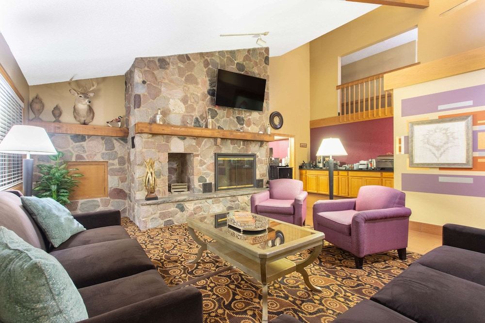 AmericInn by Wyndham Elkhorn Near Lake Geneva 2
