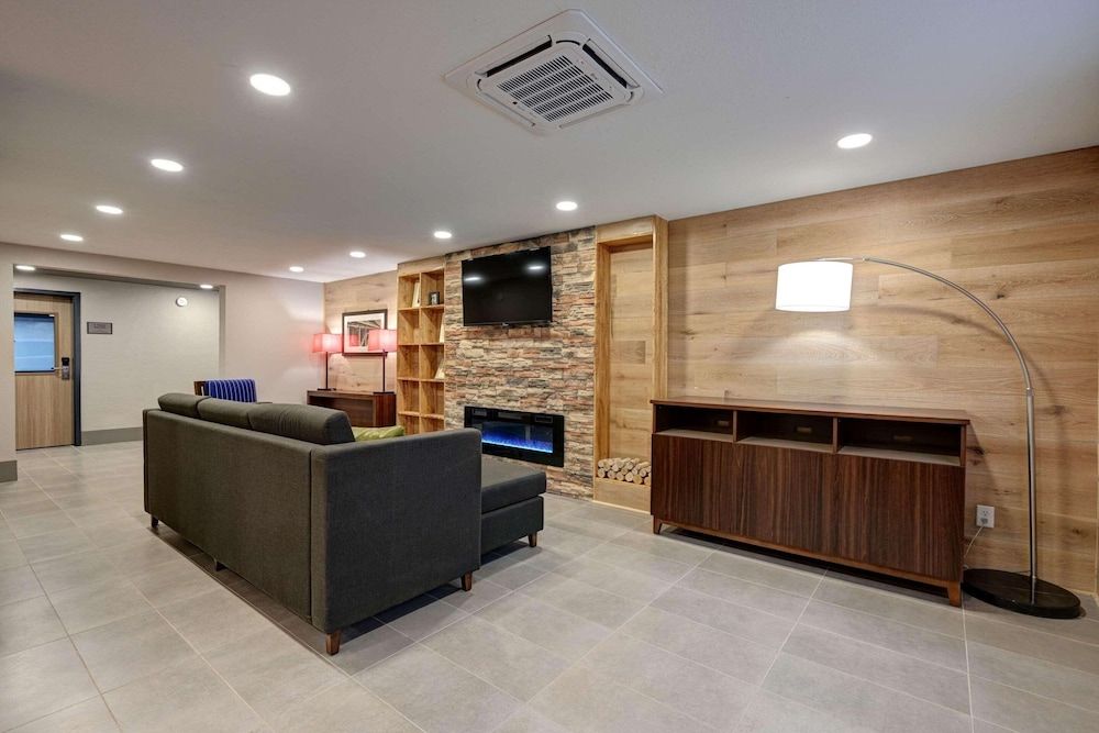 Country Inn & Suites by Radisson, Pierre, SD 2