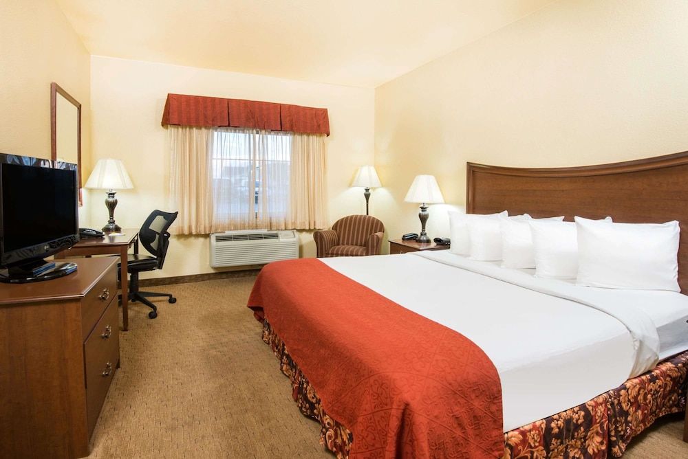 Days Inn by Wyndham Ellis 3