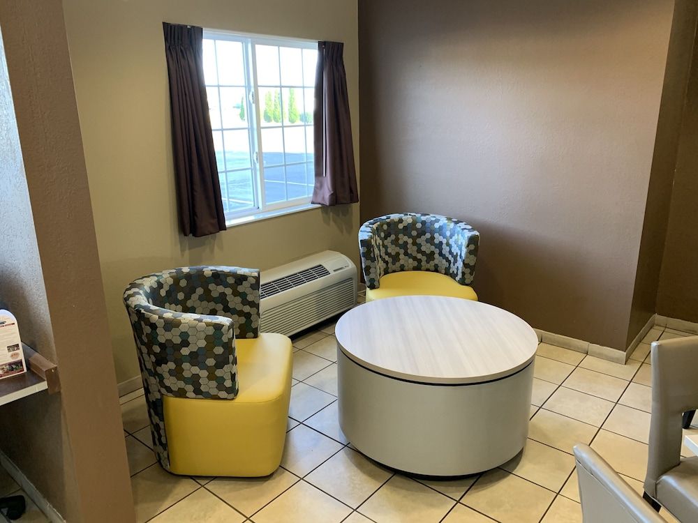 Microtel Inn & Suites by Wyndham Prairie du Chien 3