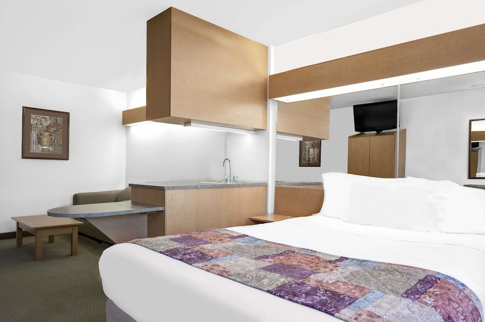 Microtel Inn & Suites by Wyndham Mankato 3