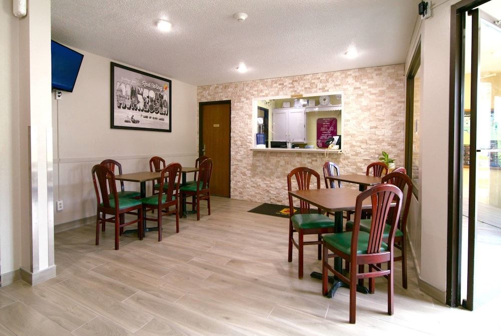 Super 8 by Wyndham Red Wing 2