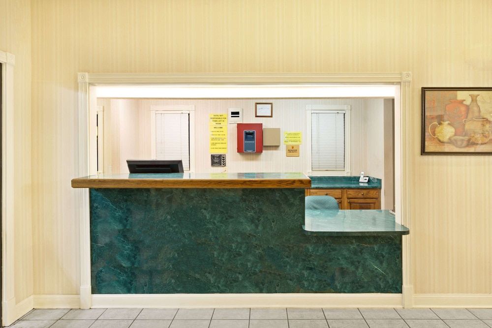 Super 8 by Wyndham Covington 3