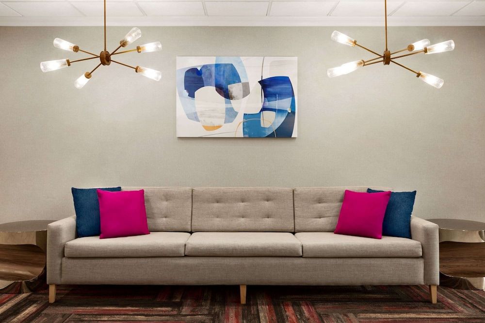 La Quinta Inn & Suites by Wyndham Lackawanna 2