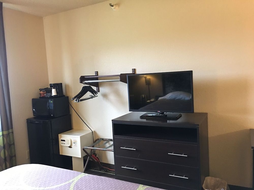 Super 8 by Wyndham Weston WV 3