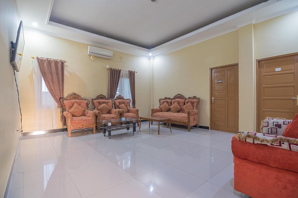 RedDoorz Plus near Syamsudin Noor Airport 3 3
