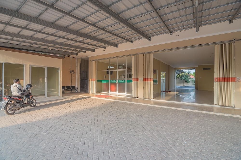 RedDoorz Plus near Syamsudin Noor Airport 3 2