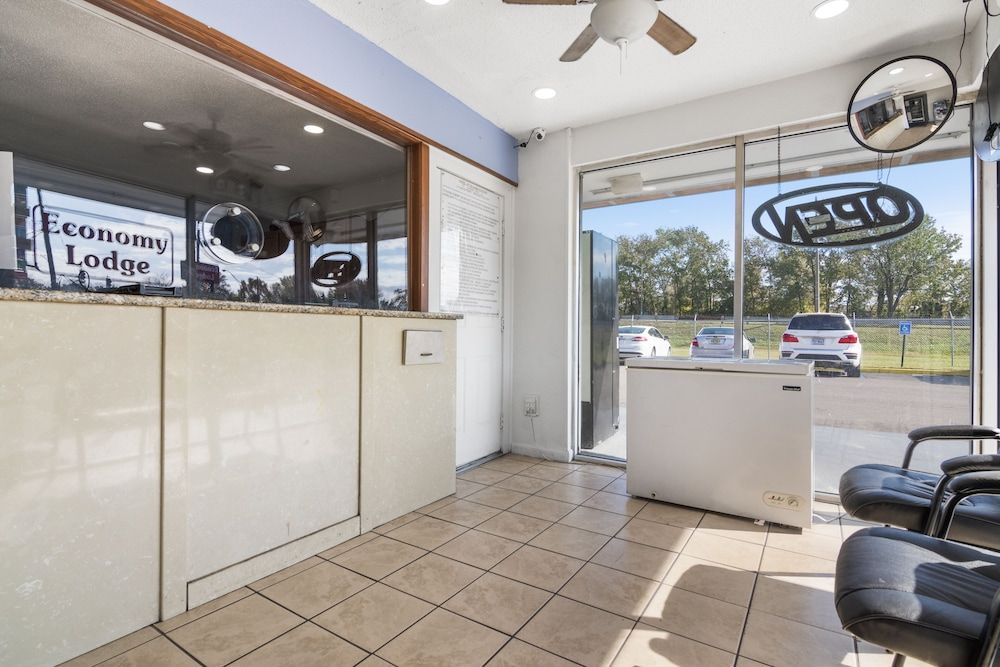 Economy Lodge 2