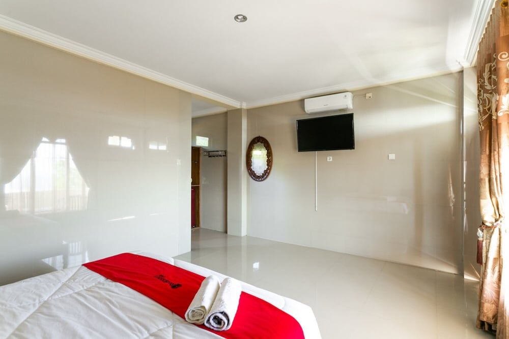 RedDoorz near Parangtritis Beach 3