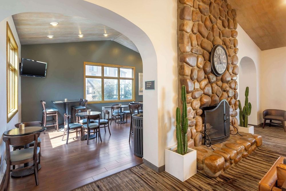 Best Western Plus Cottontree Inn 3