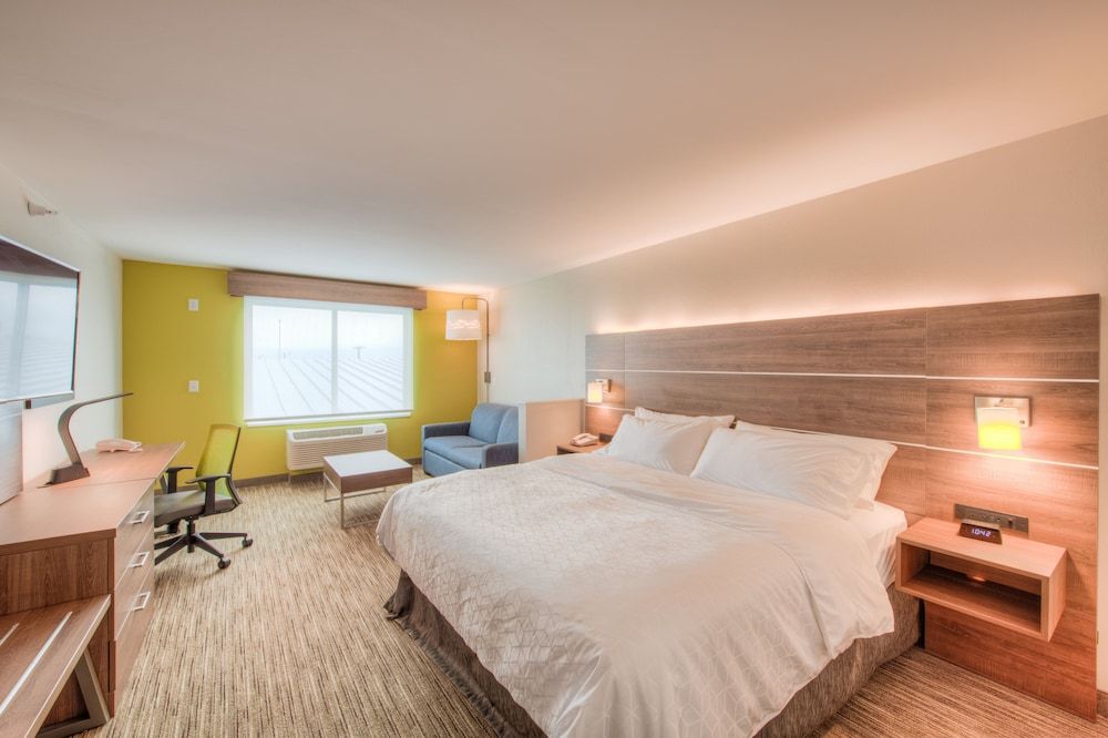 Holiday Inn Express & Suites Remington by IHG 3