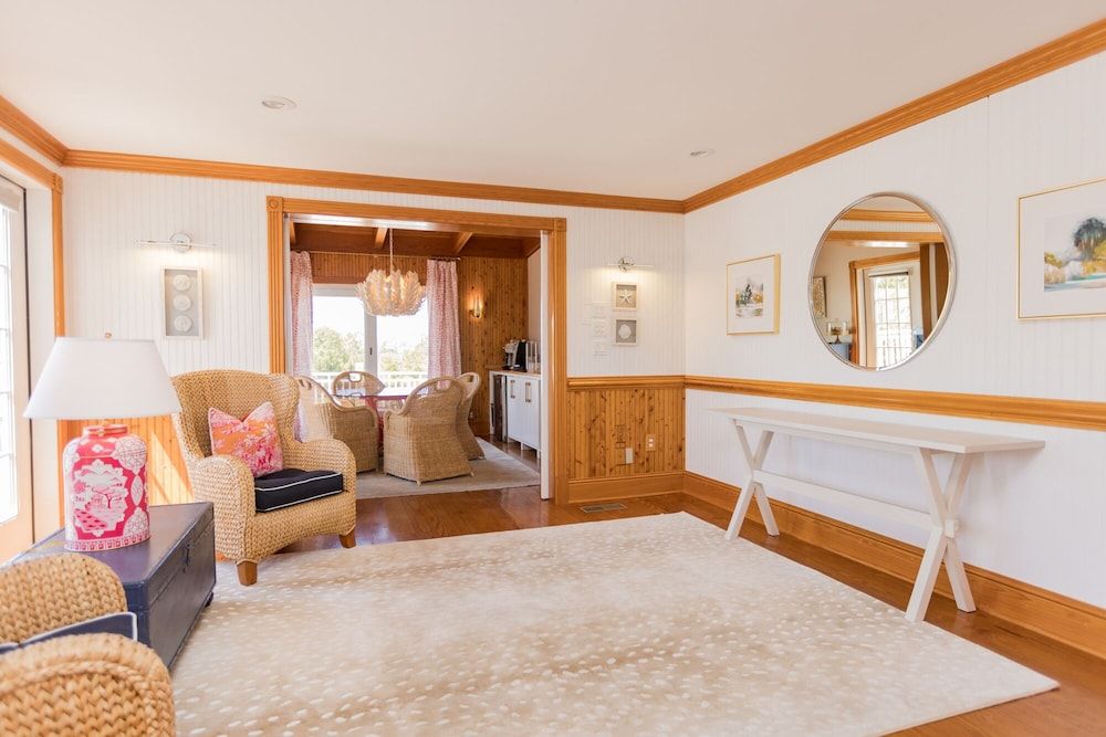 The Burrus House Inn Waterfront Suites 2