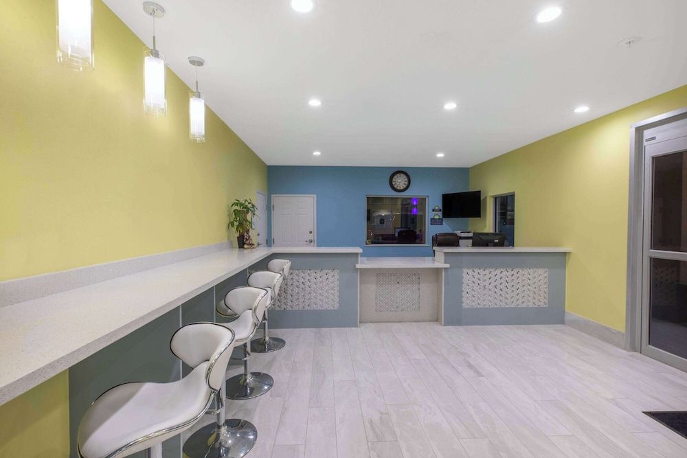 Days Inn & Suites by Wyndham La Porte 2