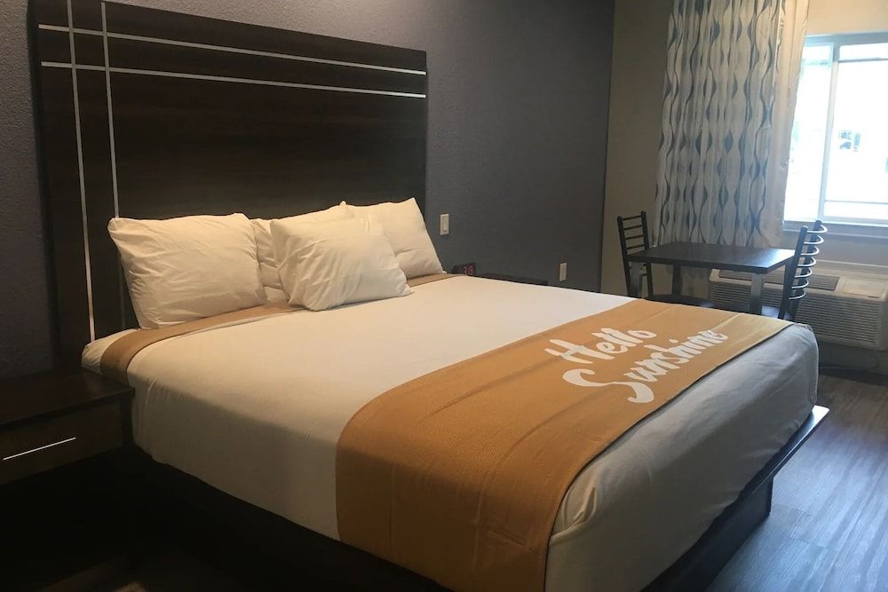 Days Inn & Suites by Wyndham La Porte 3