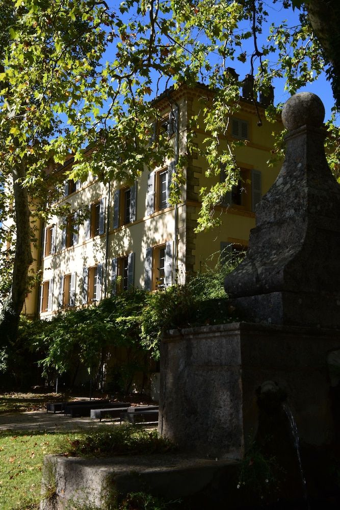 Chateau Mentone -1 étoiles à Masseboeuf