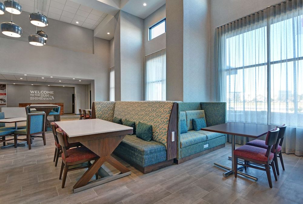 Hampton Inn & Suites Middleburg 2