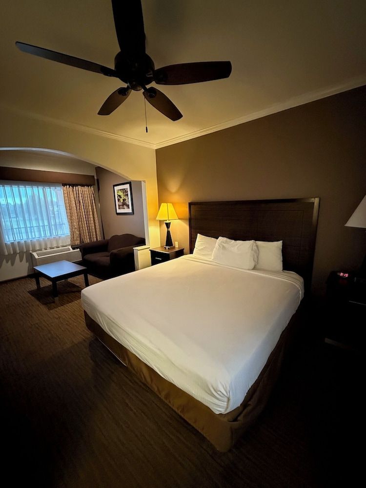 Days Inn by Wyndham Navasota 3