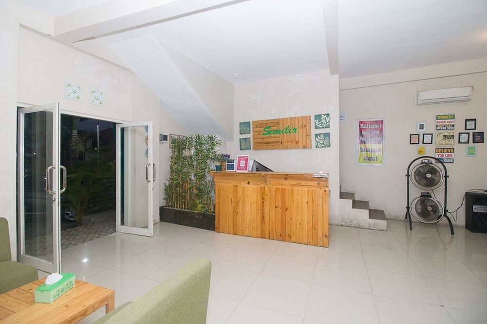 RedDoorz Plus Syariah near Alun Alun Sampang 2