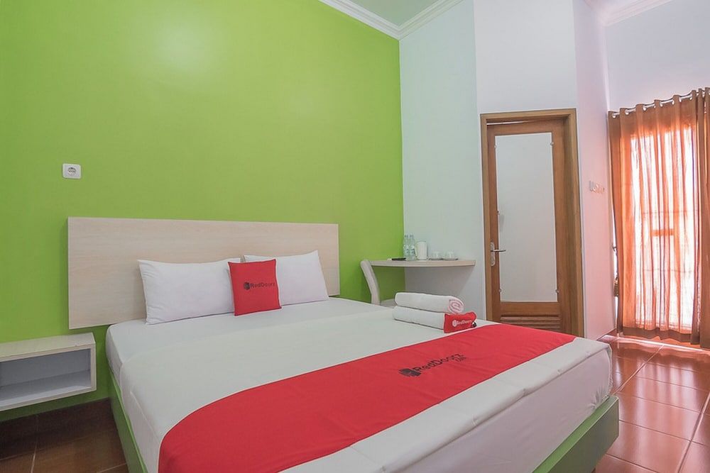 RedDoorz Plus near Alun Alun Kuningan 3 estrellas en Kuningan
