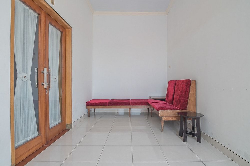 RedDoorz Plus near Alun Alun Kuningan 2