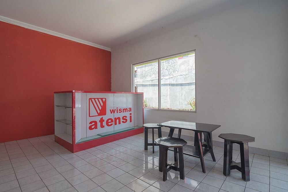 RedDoorz Plus near Alun Alun Kuningan 3