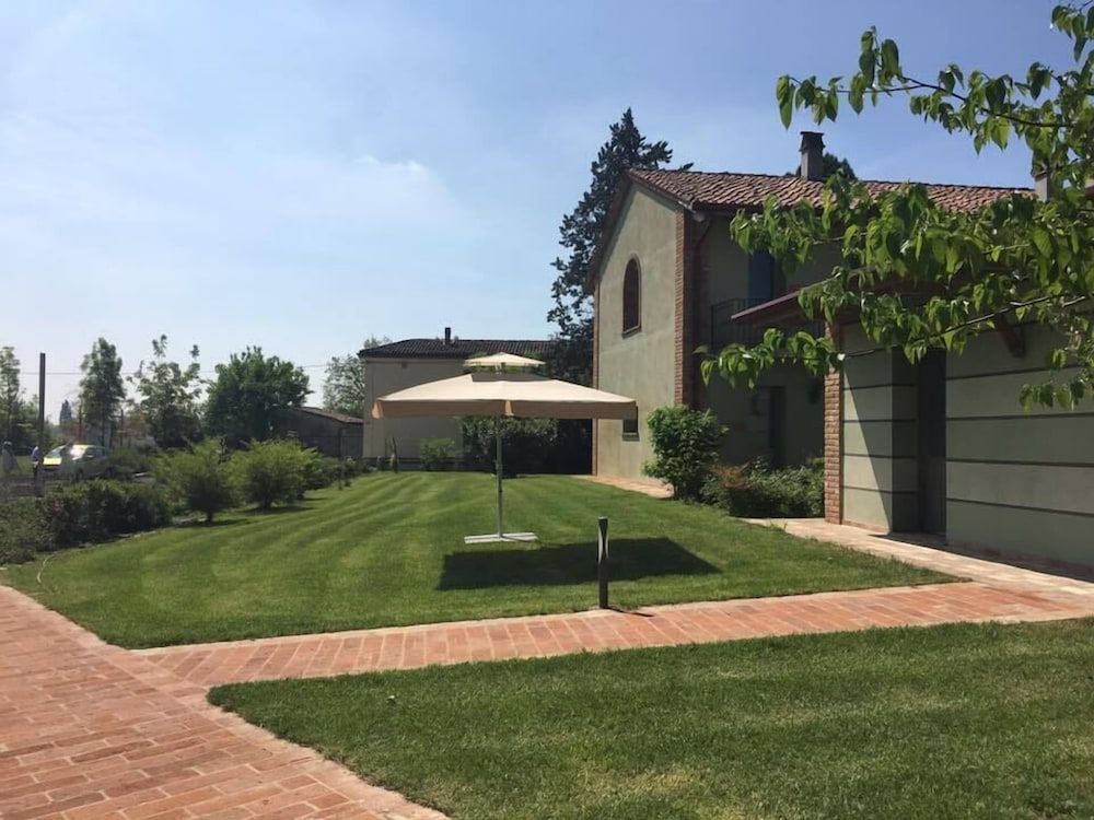 Agriturismo Bassanine -1 estrellas en Monticelli dʼOngina