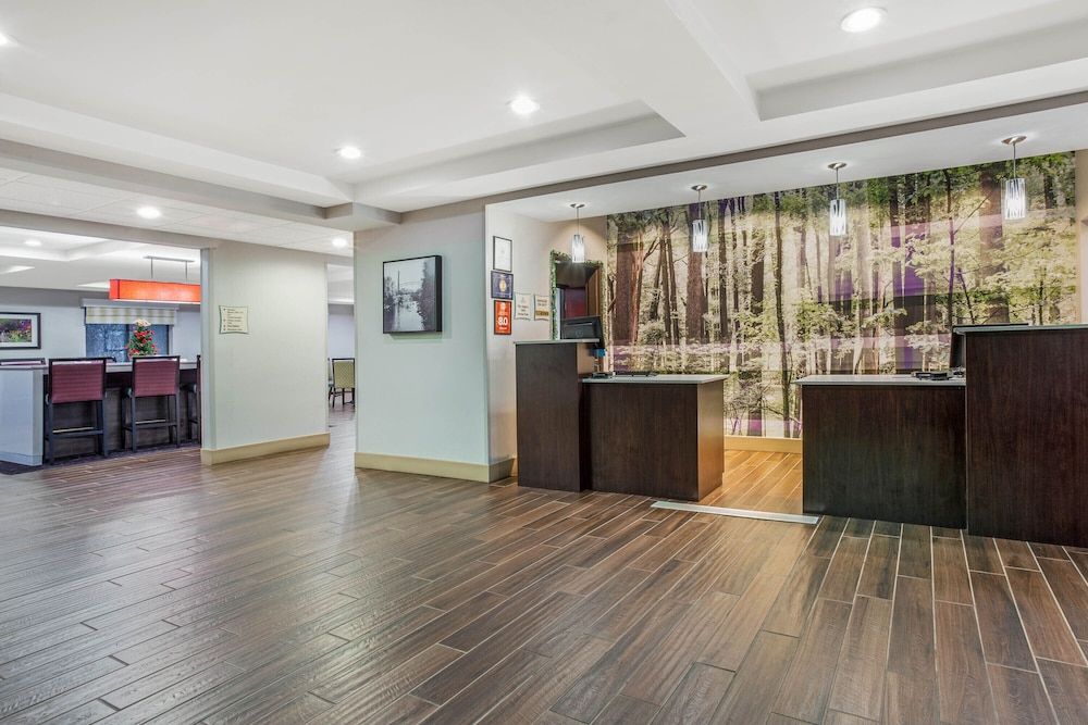 La Quinta Inn & Suites by Wyndham Norwich-Plainfield-Casino 2