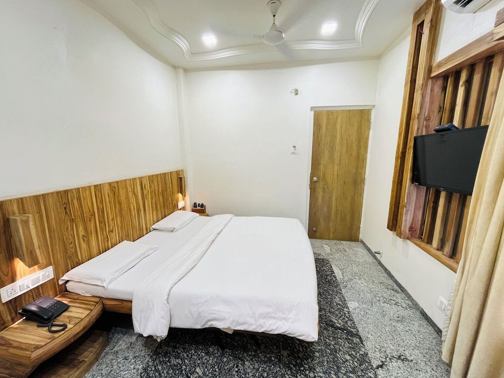Hotel Shripad Continental 3