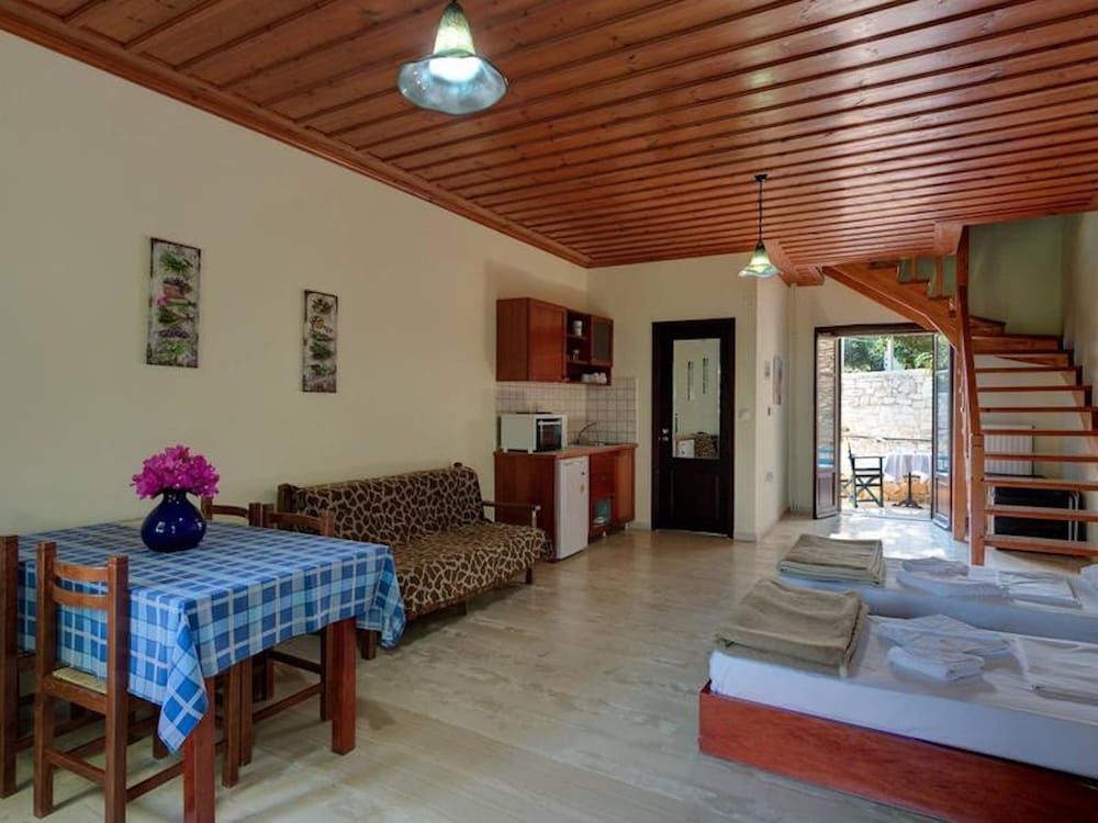 Group Accomodation, Heliopetra Studios And Houses -1 estrellas en Douliana