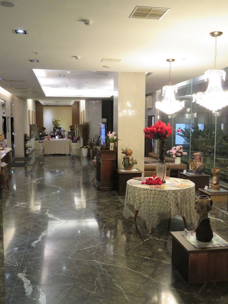 Cedarwood Villa 2