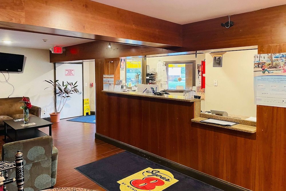 Super 8 by Wyndham Gloucester 3