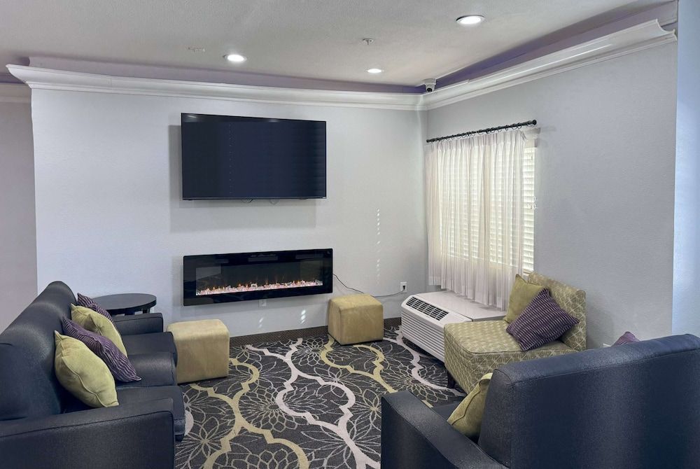 La Quinta Inn & Suites by Wyndham Tulare 3