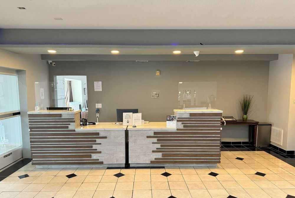 La Quinta Inn & Suites by Wyndham Tulare 2