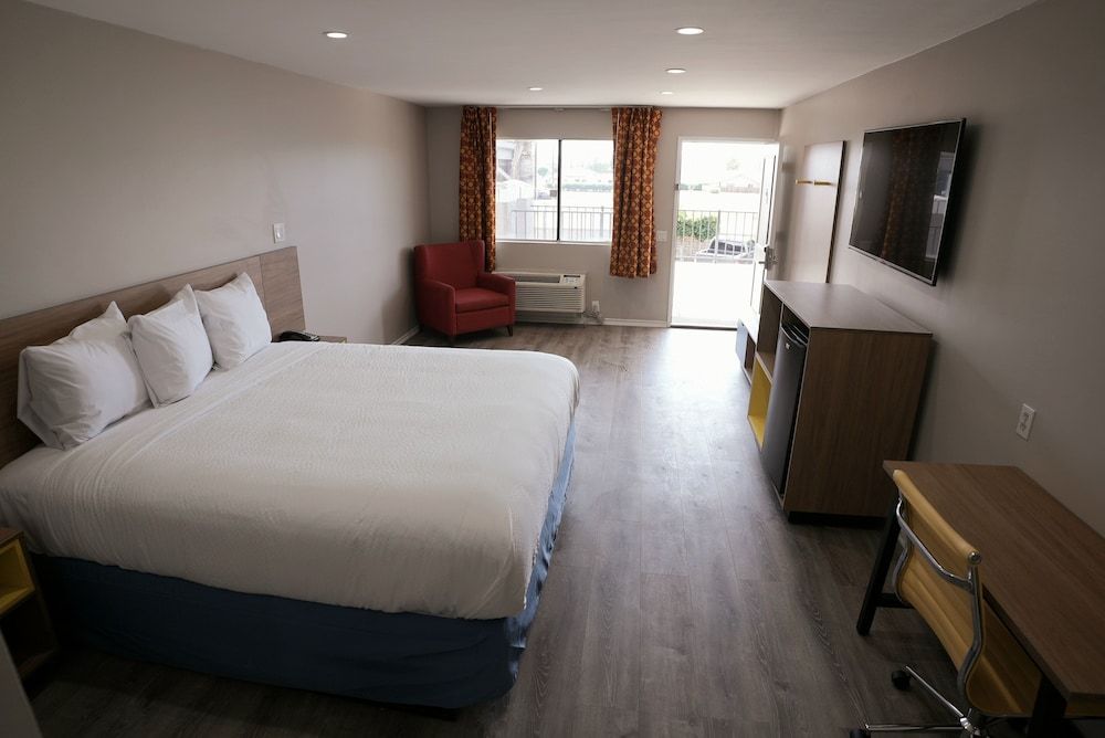Days Inn by Wyndham Hemet 2