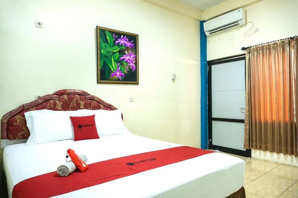 RedDoorz near H. Hasan Aroeboesman Airport 2 estrellas en Ende