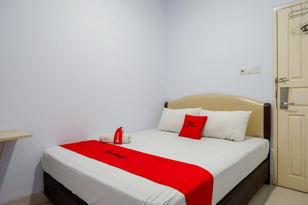 RedDoorz @ Hotel Bravo Pantai Kamali Bau Bau 2 estrellas en Baubau