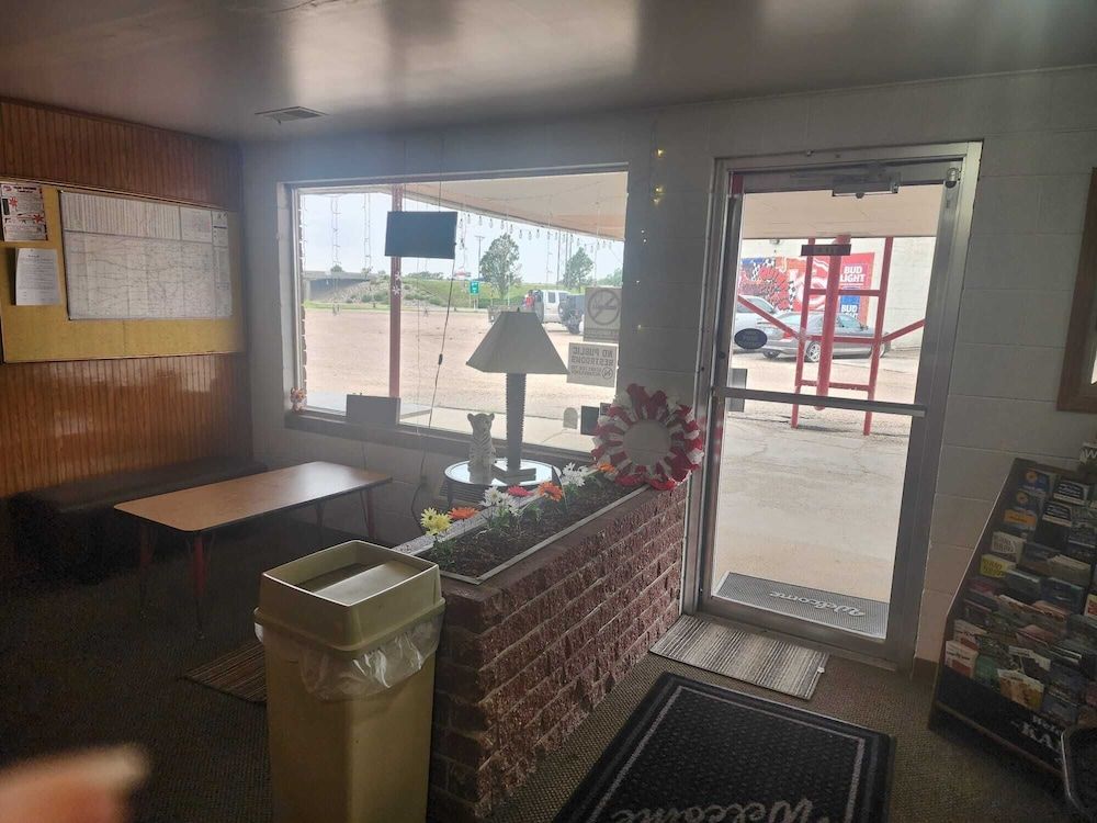 First Inn By OYO Quinter Hwy 70 2